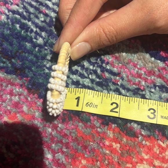 Wicker dangly earrings with white beads - Picture 4 of 4